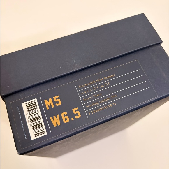 NWT - Tracksmith Eliot Runner 🔥👟 Size W6.5 or M5 - ivory/navy - Picture 2 of 16